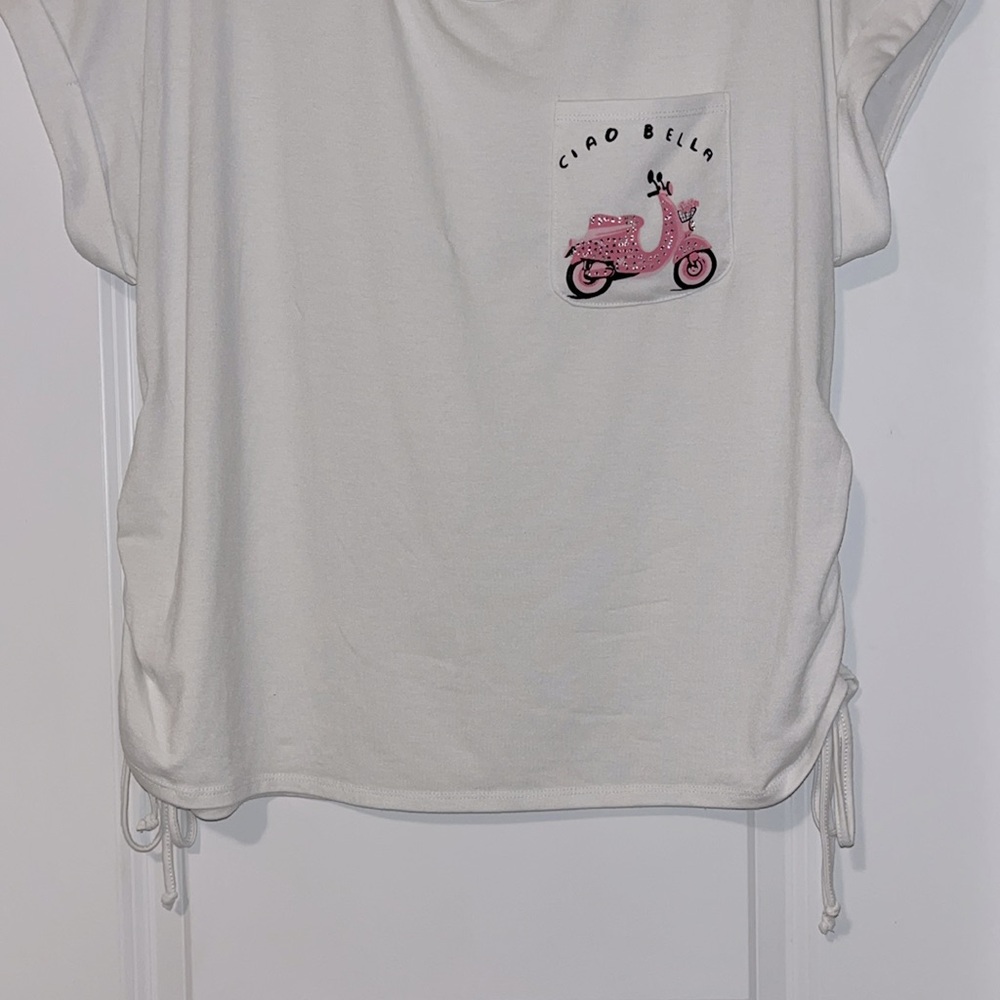 ⚡️ 3 for $30 ⚡️ Retrology White Ciao Bella Women's Short Sleeve Top - Picture 3 of 8